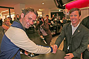 John Chidsey, weltweiter CEO der Burger King Corp. begrüsst den ersten Gast (Foto. MartiN Schmitz)